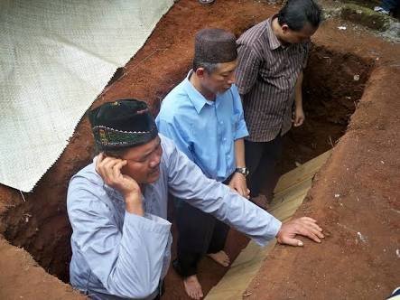 Dalil Adzan Ketika Menguburkan